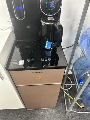 Water‑purifying machine for office use.jpg
